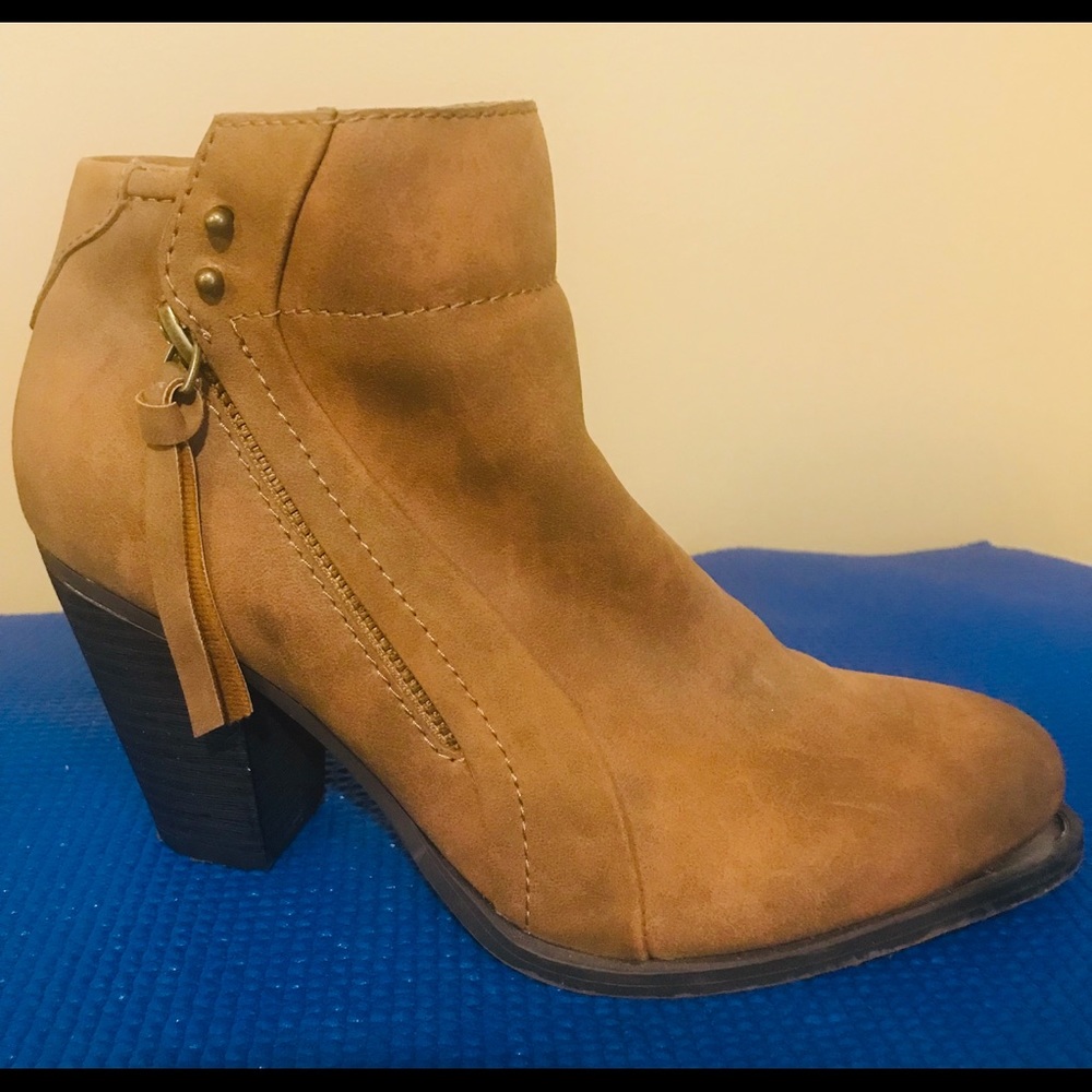Beautiful booties - Picture 2 of 8